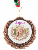Foto Medaille mit Namen und Frauenfoto
